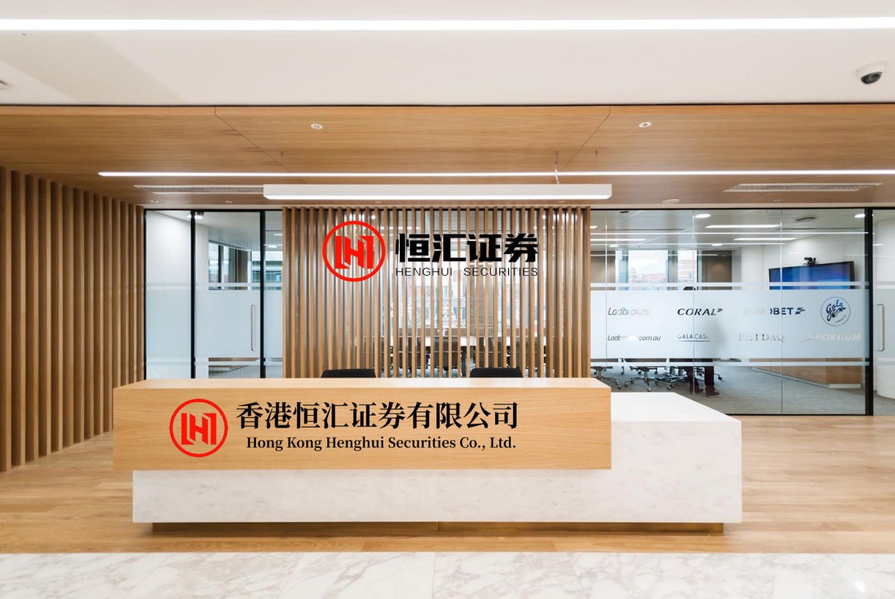 红海优配 【美国顶级实验室前高官去世，家里翻出UFO机密文件】洛斯阿拉莫斯实验室的一位前网络安全主管去世。他儿子翻遗物，找到几个标着“大气异常”的文件夹。打开一看，全是UFO的内容。儿子把东西交到了调查记者杰里米·科贝尔手上。洛斯阿拉莫斯实验室，1943年建，奥本海默是第一任主管。造...